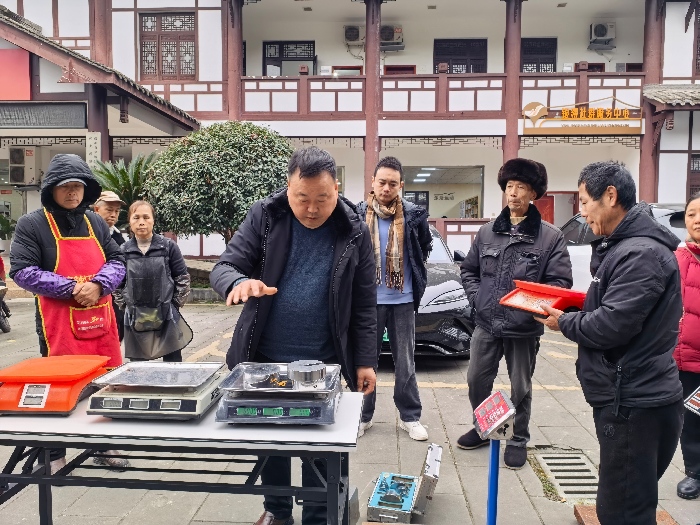 成都市雙流區(qū)黃龍溪市場(chǎng)監(jiān)管所開展古鎮(zhèn)景區(qū)電子計(jì)量器具專項(xiàng)檢定行動(dòng)